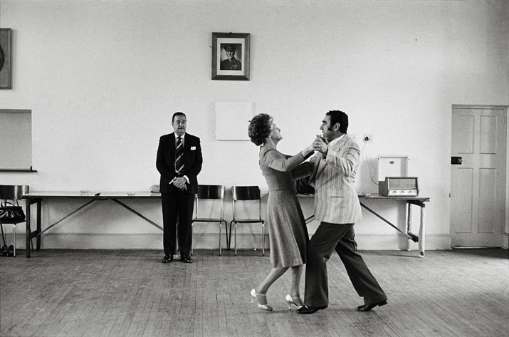 L’istruttore di ballo Ted van Rensburg osserva due dei suoi allievi mentre ballano sulle note di uno swing. Boksburg, Transvaal. Maggio 1980 