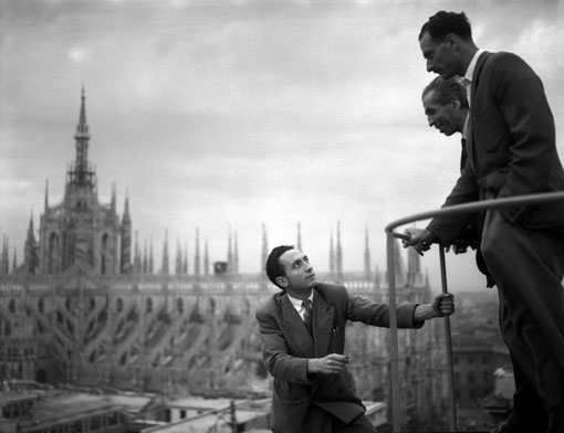 Miolano, 1948. Sull’impalcatura della galleria Vittorio Emanuele II. Giancolombo/Contrasto