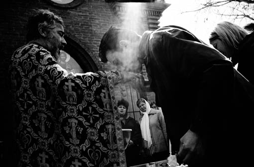 2.Un fedele di origini rumene bacia la mano del pope. Chiesa ortodossa del patriarcato di Mosca. Modena, dicembre 2006, Francesco Cocco