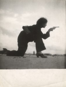 Miliziana repubblicana si esercita sulla spiaggia, Barcellona, Agosto 1936, Gerda Taro