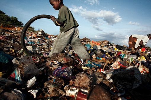 Il piccolo Patrick, 5 anni, vive con la nonna su una montagna di rifiuti. Guadagnano mediamente 10$ al mese attraverso il riciclo della spazzatura. Robin Hammond, 2012