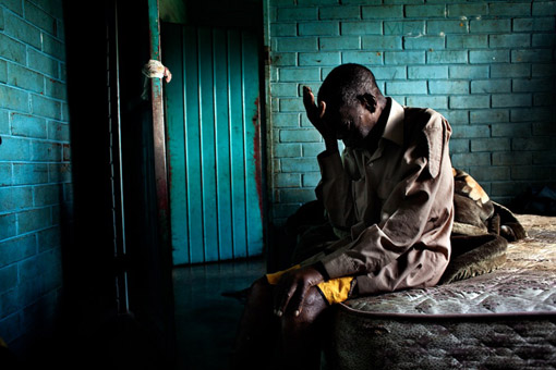 Costretto a letto dalla malattia, il settantaseienne Nyatwa per vivere si affida alle cure della nipote di 22 anni. Robin Hammond, 2012